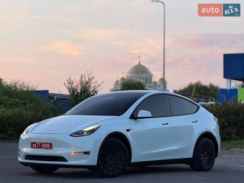 Tesla Model Y, photos from the listing