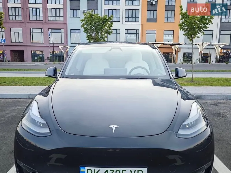 Tesla Model Y 2024