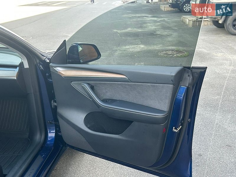 Внедорожник / Кроссовер Tesla Model Y 2023 в Киеве