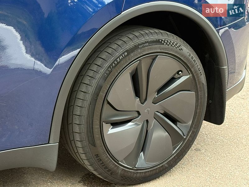 Внедорожник / Кроссовер Tesla Model Y 2025 в Ровно