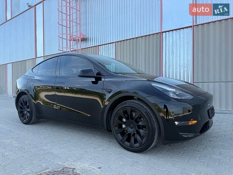 Tesla Model Y, photos from the listing