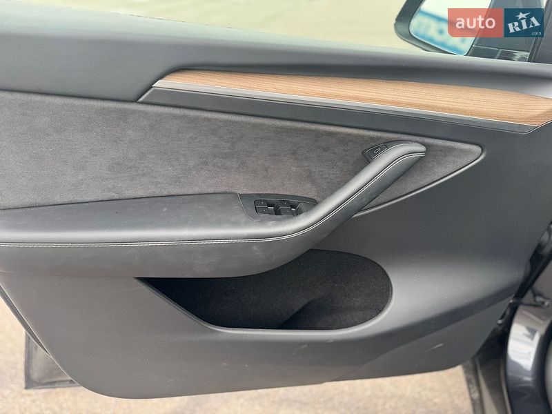 Позашляховик / Кросовер Tesla Model Y 2025 в Києві