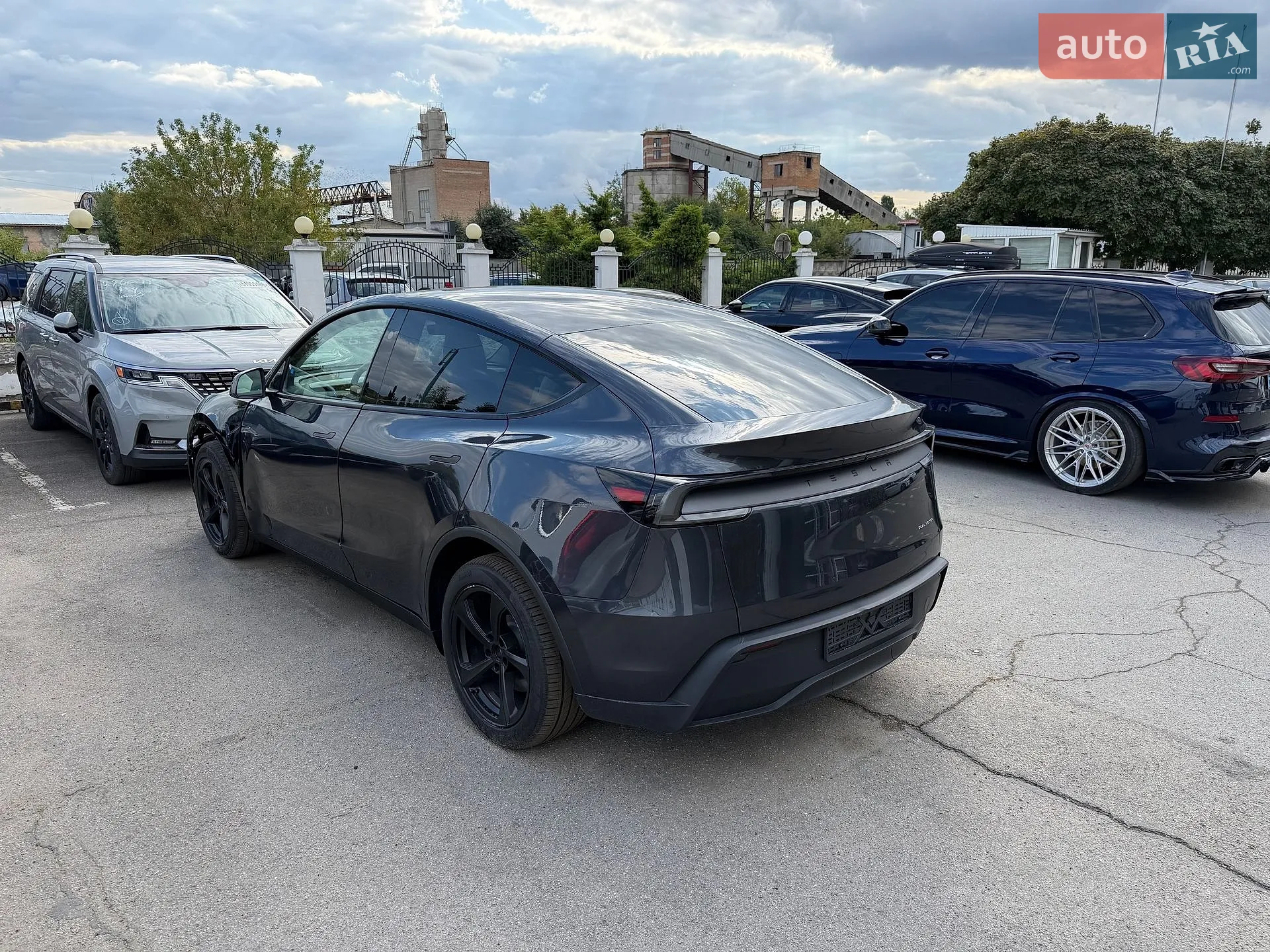 2026 Tesla Model Y - мініатюра 3