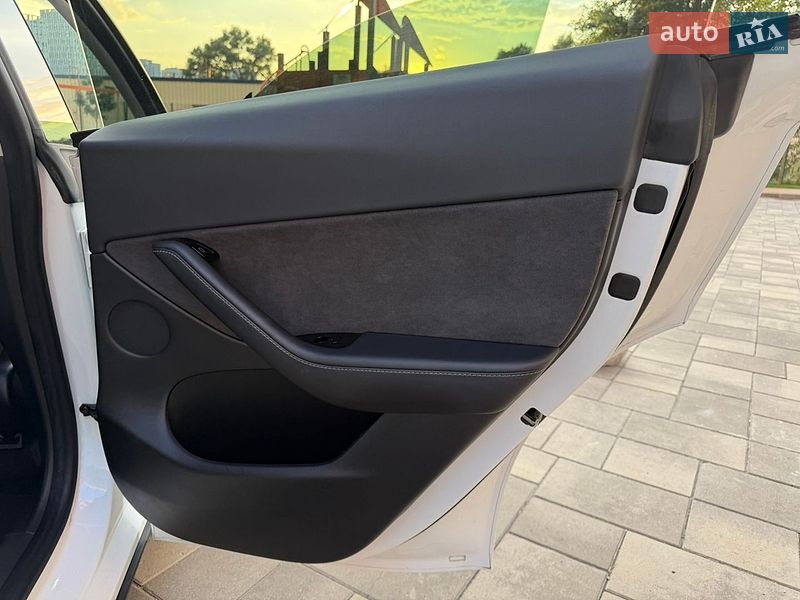 Внедорожник / Кроссовер Tesla Model Y 2020 в Киеве