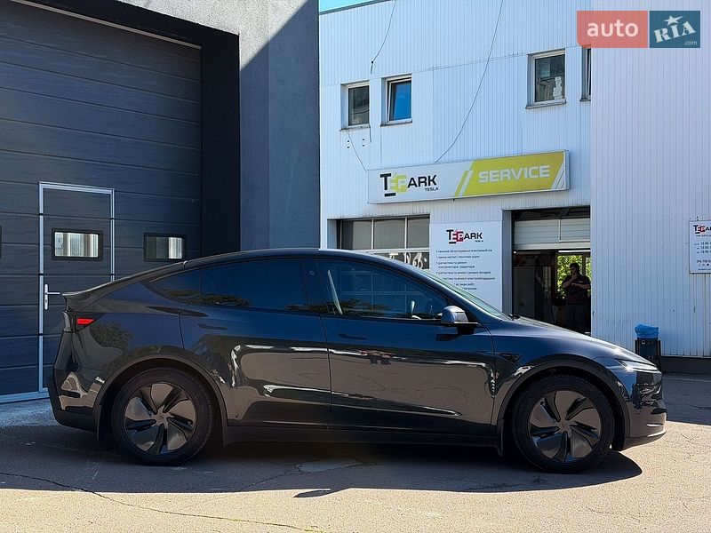 Внедорожник / Кроссовер Tesla Model Y 2025 в Киеве