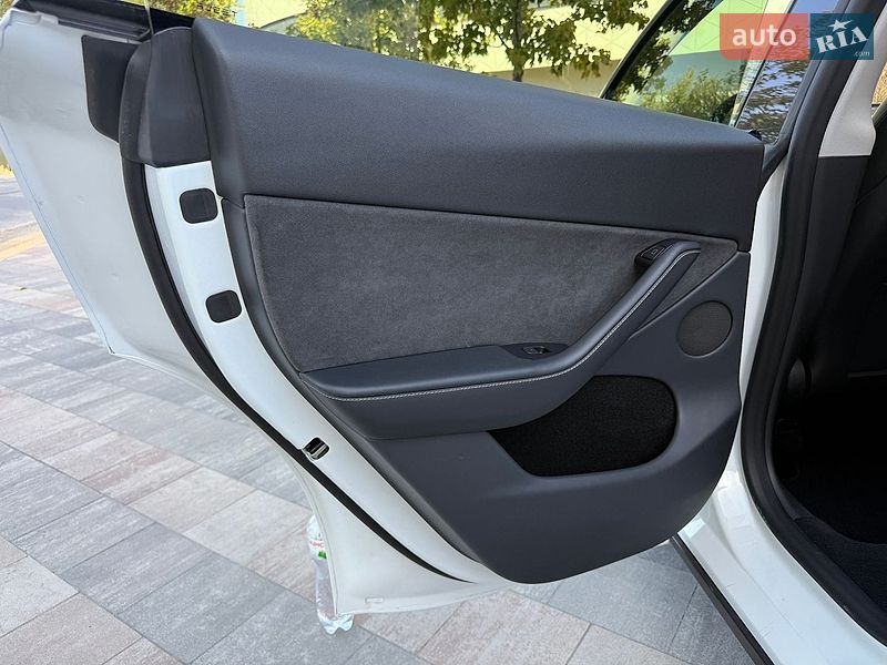 Внедорожник / Кроссовер Tesla Model Y 2023 в Киеве