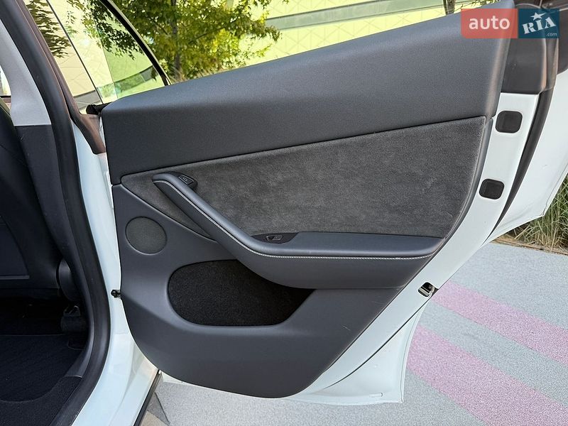 Внедорожник / Кроссовер Tesla Model Y 2023 в Киеве