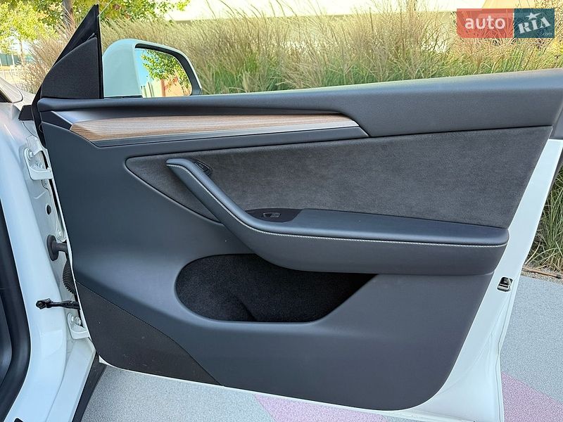 Внедорожник / Кроссовер Tesla Model Y 2023 в Киеве