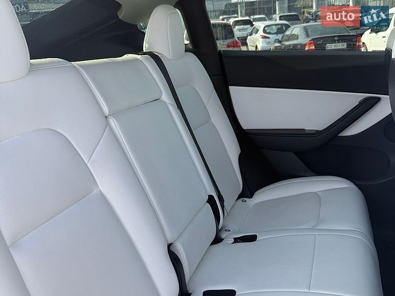 Позашляховик / Кросовер Tesla Model Y 2021 в Чернівцях