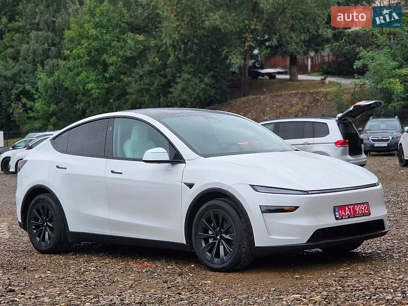 Tesla Model Y 2025