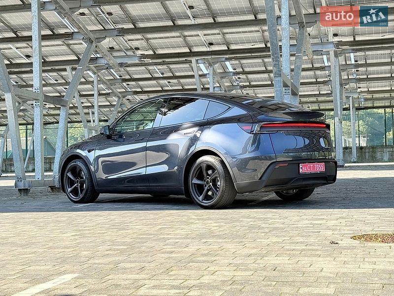 Tesla Model Y 2025