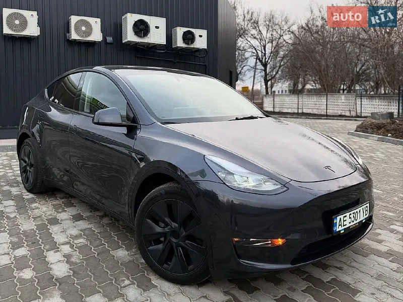 Tesla Model Y 2024