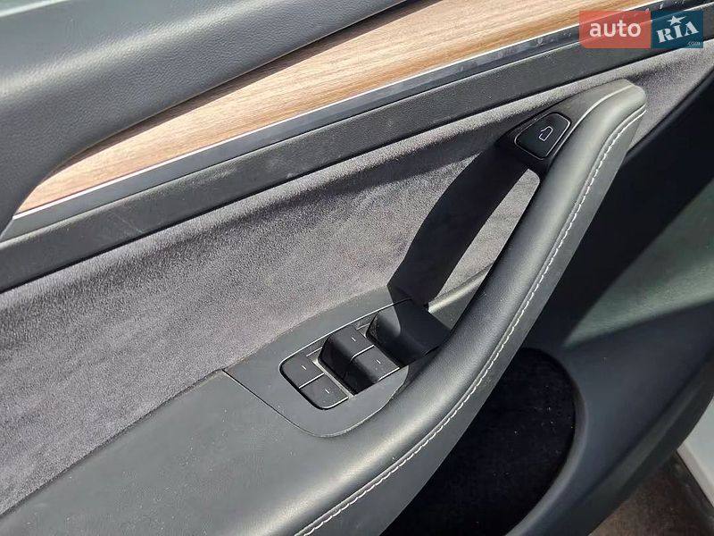 Внедорожник / Кроссовер Tesla Model Y 2025 в Киеве