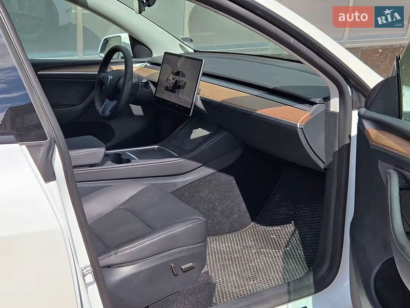 Внедорожник / Кроссовер Tesla Model Y 2025 в Киеве