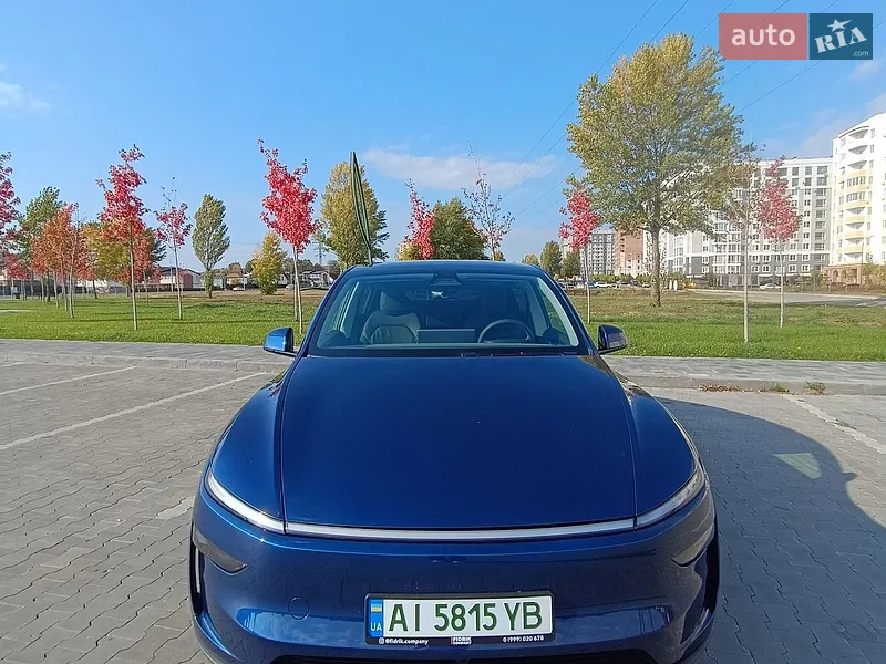 Tesla Model Y 2025