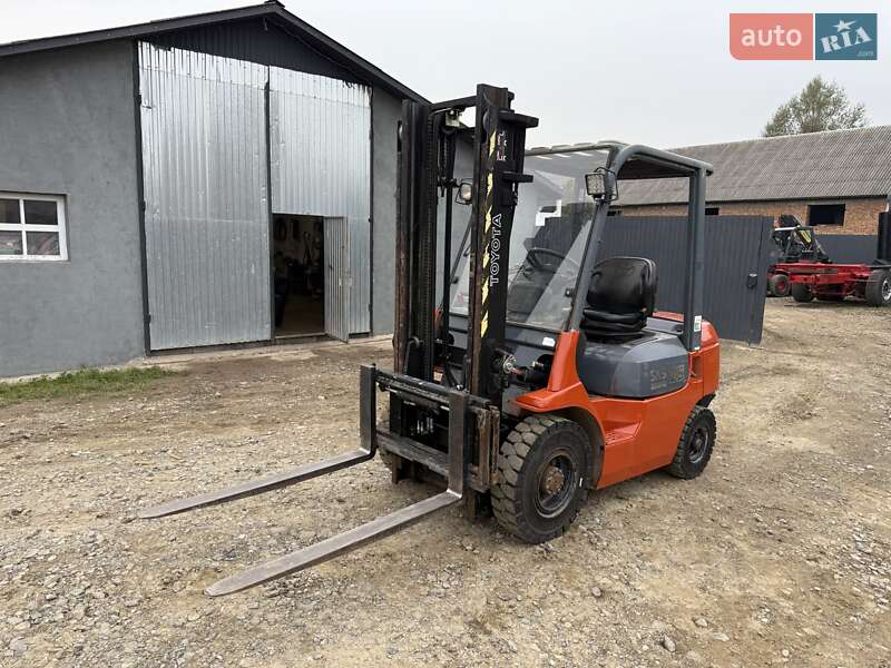 Вилочний навантажувач Toyota 02-7FDF25 2004 в Тячеві