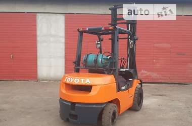 Вилочный погрузчик Toyota 02-7FGF30 2002 в 