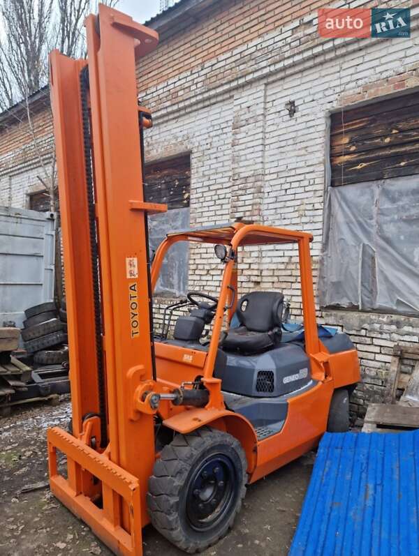 Вилочный погрузчик Toyota 02-7FGK40 2004 в Киеве фото 5 Вилочный погрузчик Toyota 02-7FGK40 2004 в Киеве