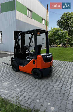 Вилочный погрузчик Toyota 02-8FDF18 2012 в 