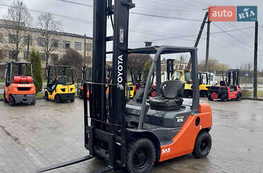 Вилочный погрузчик Toyota 02-8FG25 2015 в 