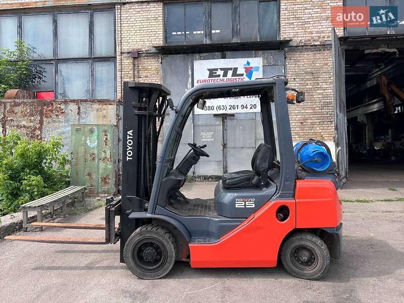 Вилочний навантажувач Toyota 02-8FG25 2010 в Києві