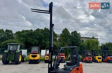 Вилочный погрузчик Toyota 02-8FGF15 2012 в 