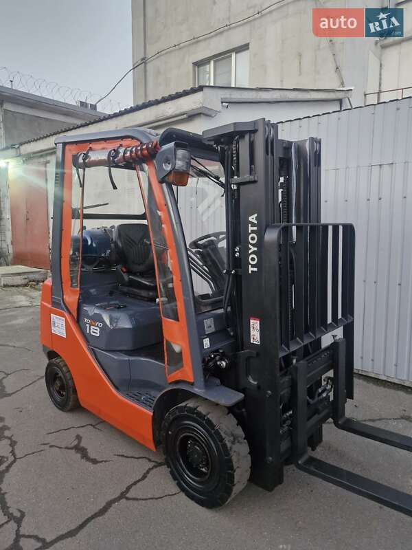 Вилочный погрузчик Toyota 02-8FGF18 2017 в Киеве