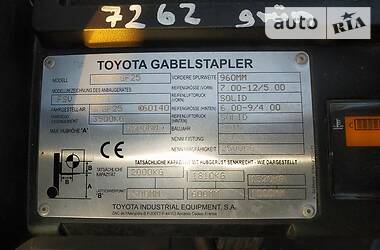 Вилочный погрузчик Toyota 02-8FGF25 2015 в Киеве