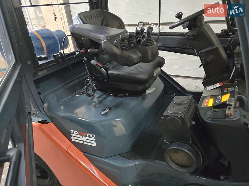 Вилочний навантажувач Toyota 02-8FGF25 2017 в Києві
