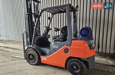Вилочный погрузчик Toyota 02-8FGF25 2016 в Киеве