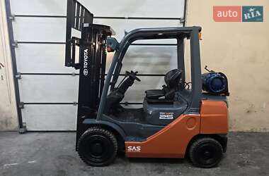 Вилочный погрузчик Toyota 02-8FGF25 2015 в Киеве
