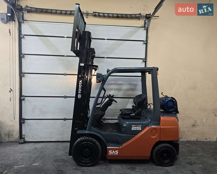 Вилочний навантажувач Toyota 02-8FGF25 2015 в Києві