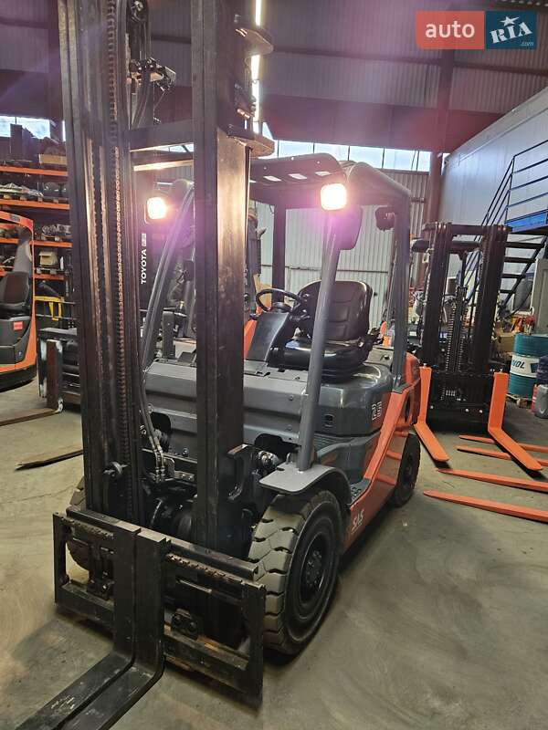 Вилочный погрузчик Toyota 02-8FGF25 2014 в Киеве
