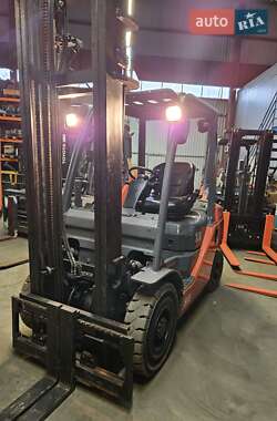 Вилочный погрузчик Toyota 02-8FGF25 2014 в 