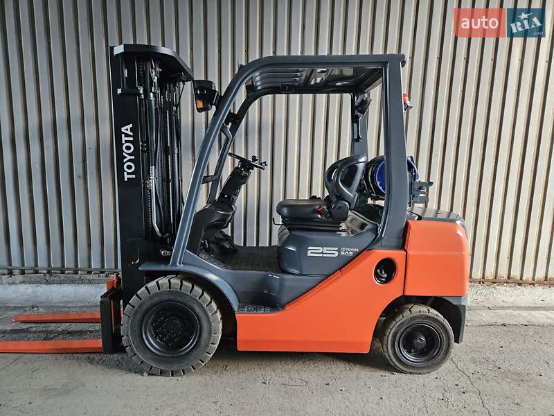 Вилочный погрузчик Toyota 02-8FGF25 2018 в Киеве