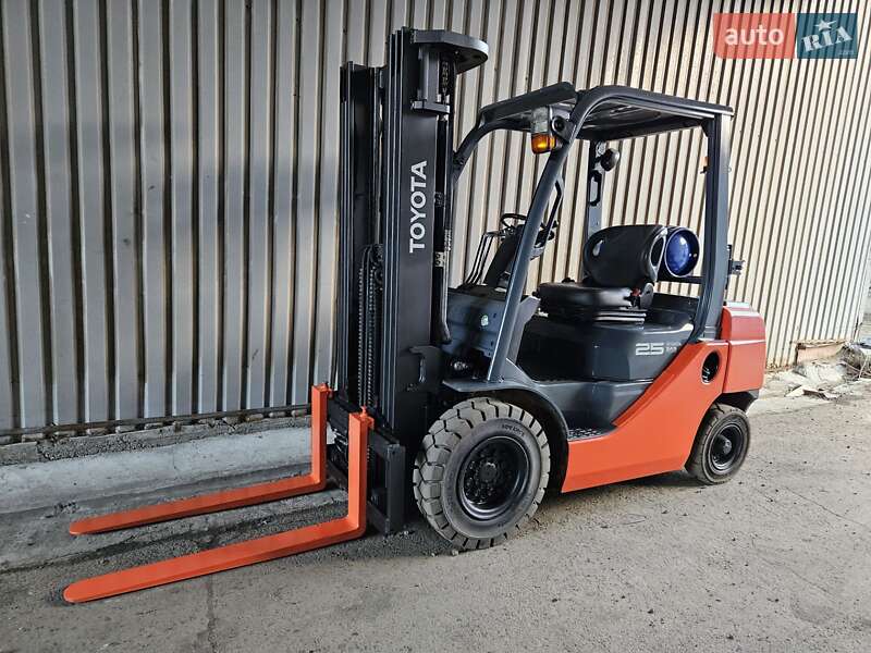 Вилочный погрузчик Toyota 02-8FGF25 2018 в Киеве