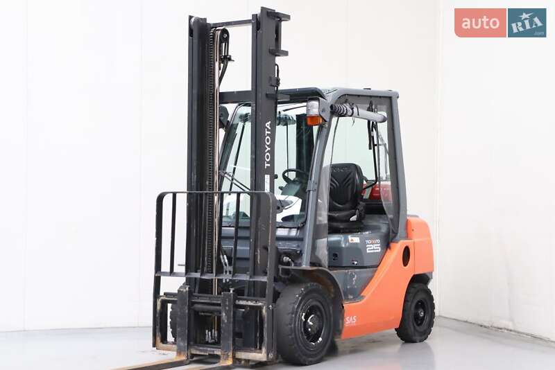 Вилочный погрузчик Toyota 02-8FGF25 2015 в Львове