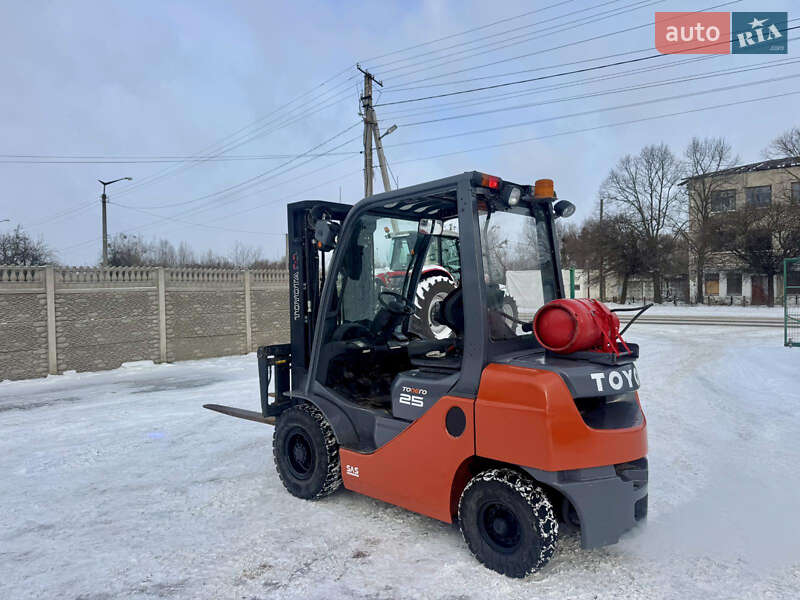 Вилочный погрузчик Toyota 02-8FGF25 2015 в Радомышле