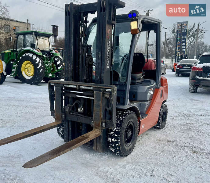 Вилочный погрузчик Toyota 02-8FGF25 2015 в Радомышле