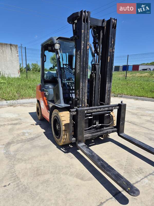 Вилочный погрузчик Toyota 02-8FGF30 2008 в Пустомытах