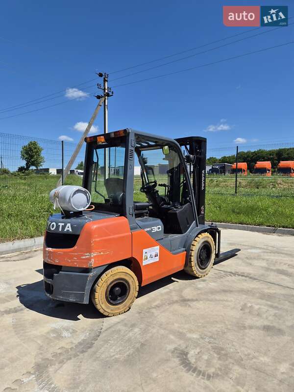 Вилочный погрузчик Toyota 02-8FGF30 2008 в Пустомытах