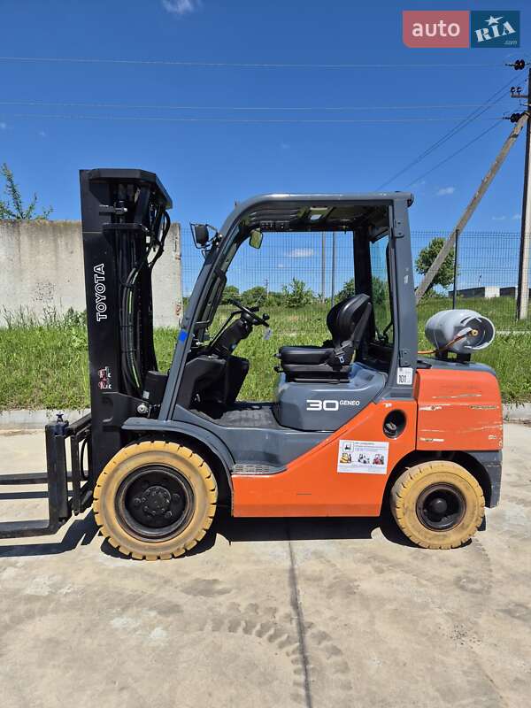Вилочный погрузчик Toyota 02-8FGF30 2008 в Пустомытах