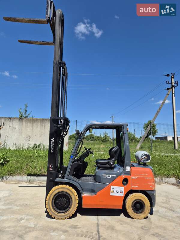 Вилочный погрузчик Toyota 02-8FGF30 2008 в Пустомытах
