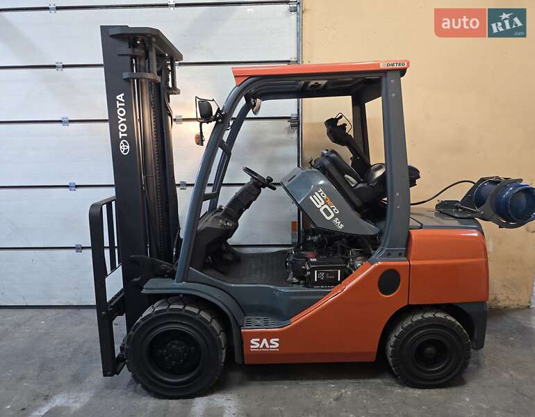Вилочный погрузчик Toyota 02-8FGF30 2008 в Киеве