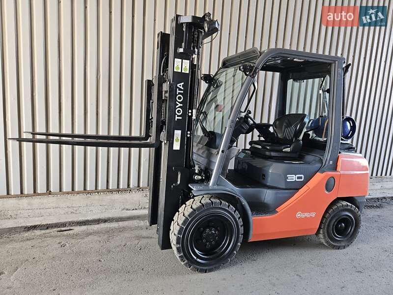 Вилочный погрузчик Toyota 02-8FGF30 2019 в Киеве