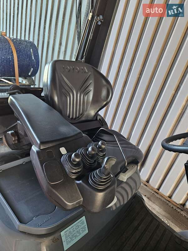 Вилочный погрузчик Toyota 02-8FGF30 2019 в Киеве