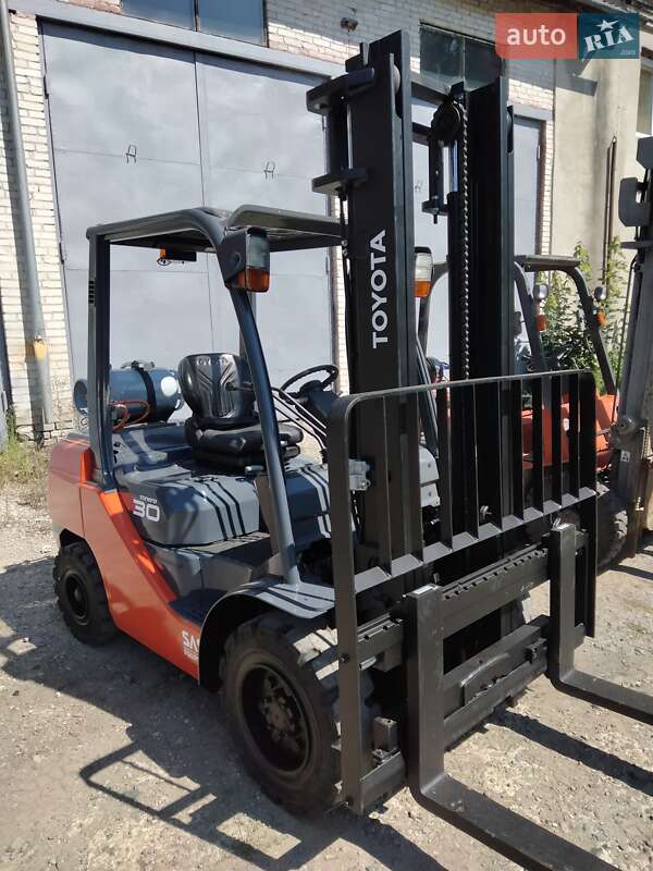 Вилочний навантажувач Toyota 02-8FGF30 2015 в Львові
