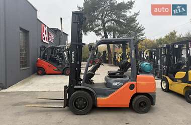 Вилочный погрузчик Toyota 02-8FGF30 2013 в Киеве