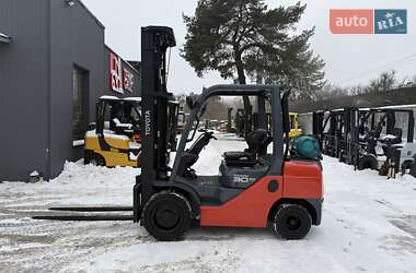 Вилочний навантажувач Toyota 02-8FGF30 2013 в Києві