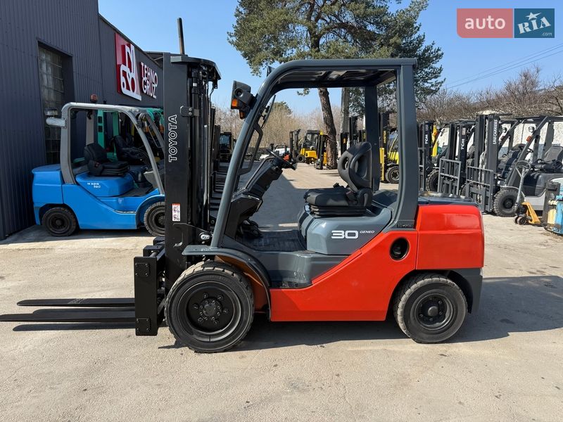 Toyota 02-8FGF30 2010 Toyota 02-8FGF30 2010